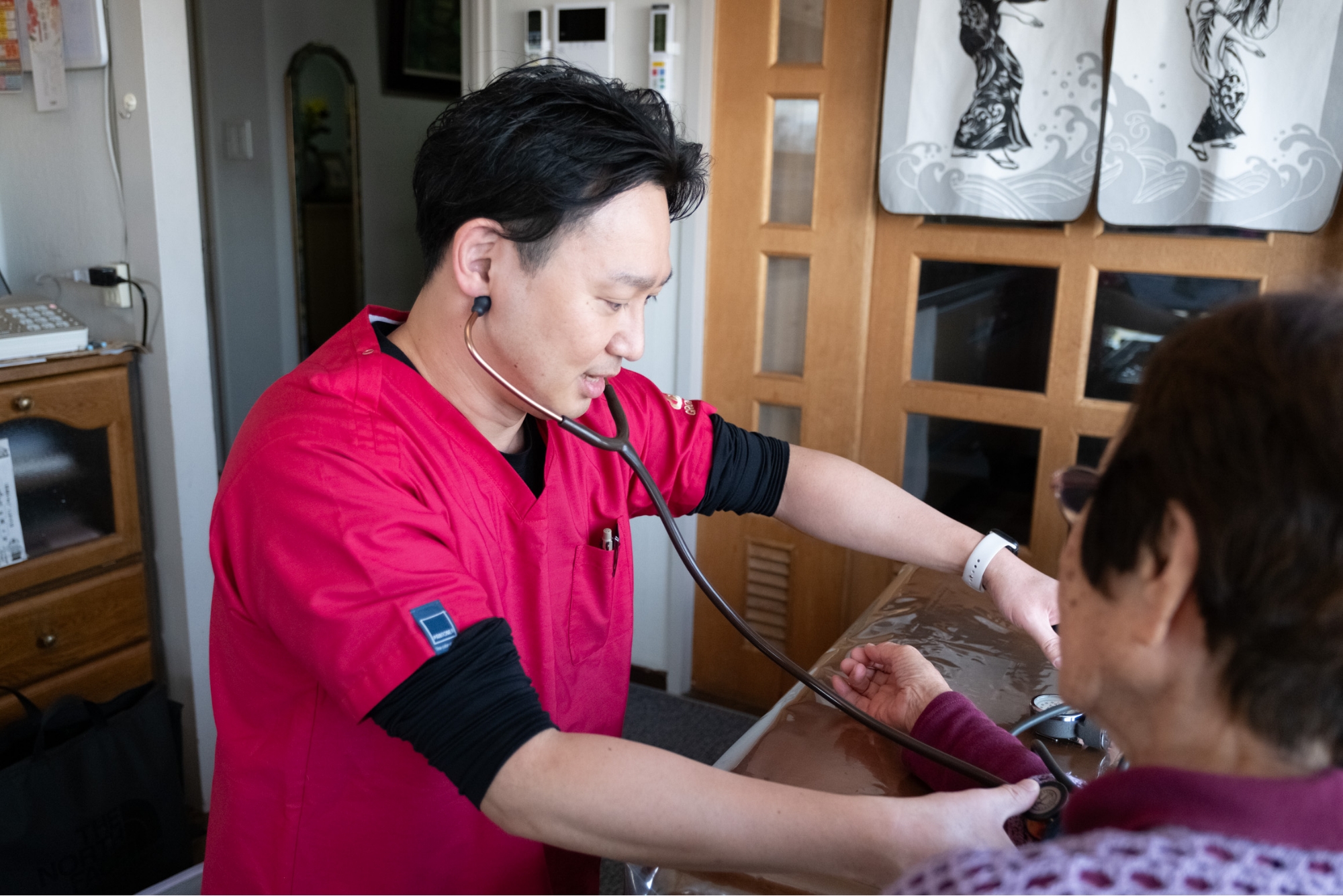 笑顔の介護士と介護者