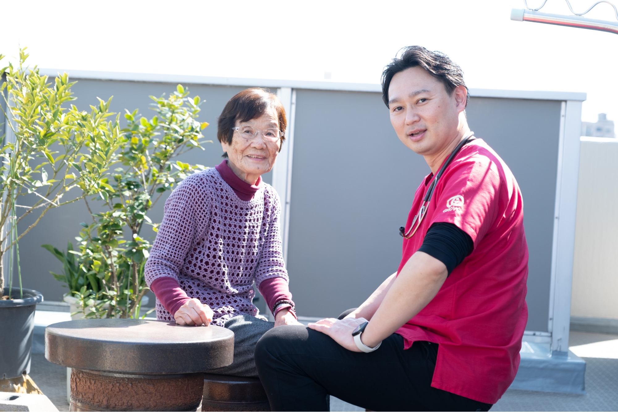 笑顔の介護士と介護者