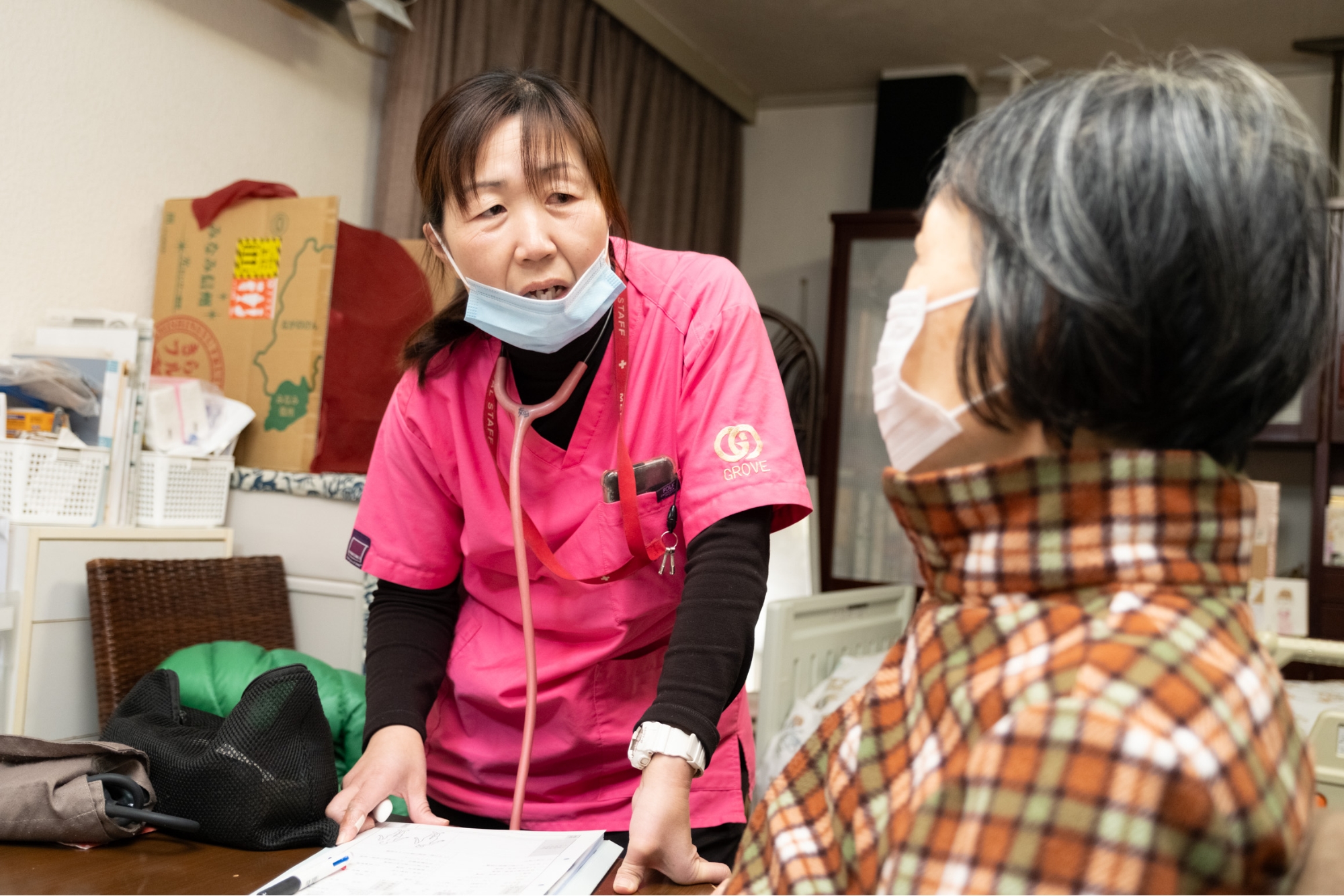 笑顔の介護士と介護者